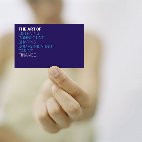 06_swisspartners_Business-card-hand