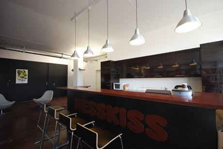 1290581304_img091105_hesskiss2