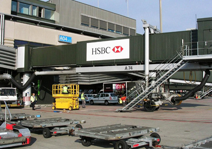 1290581673_img090529_werbungamflughafen