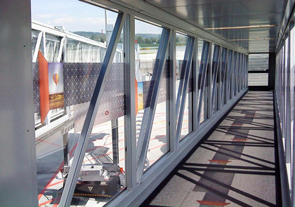 1290581673_img090529_werbungamflughafen2