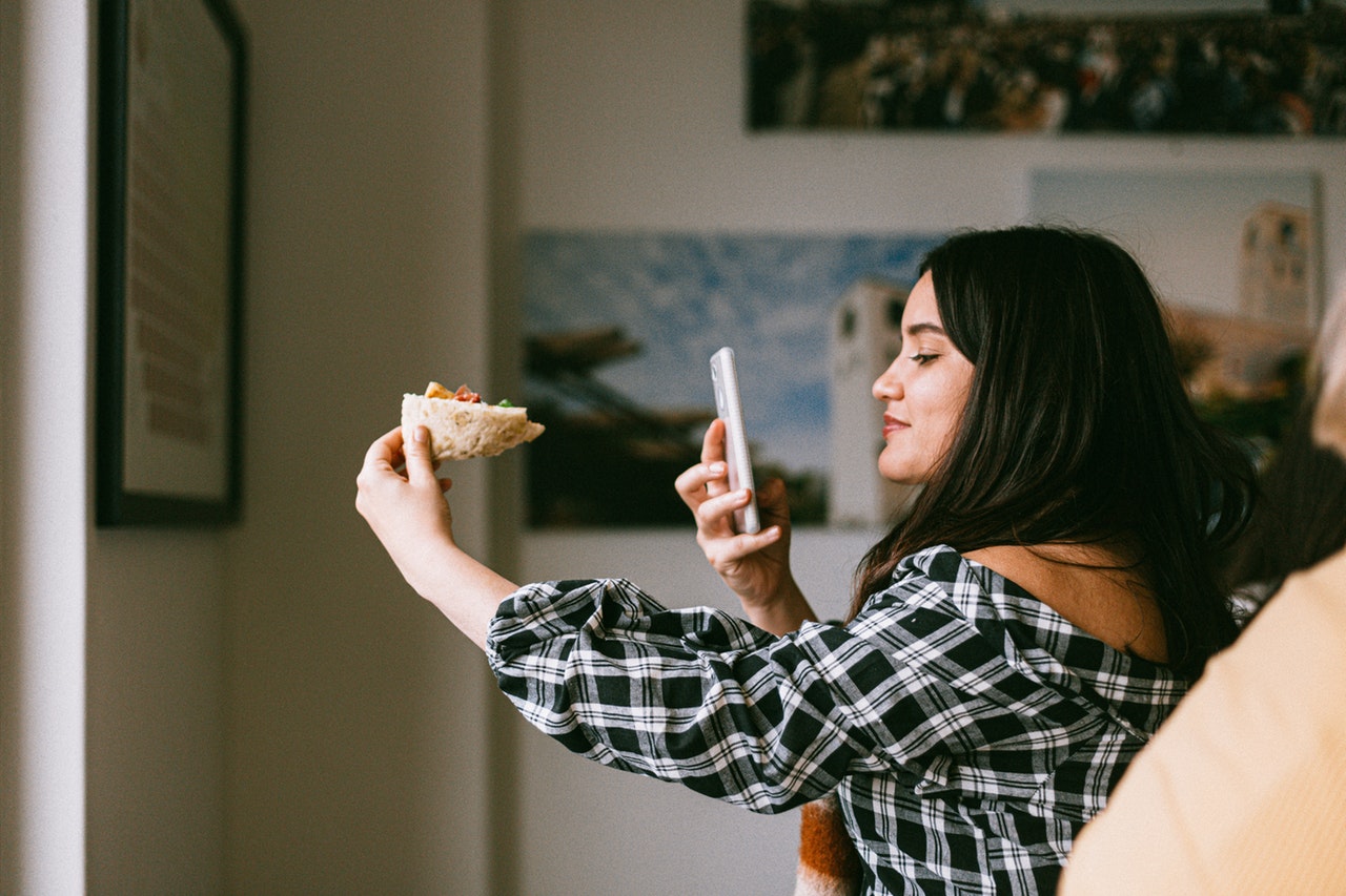 influencer-taking-picture