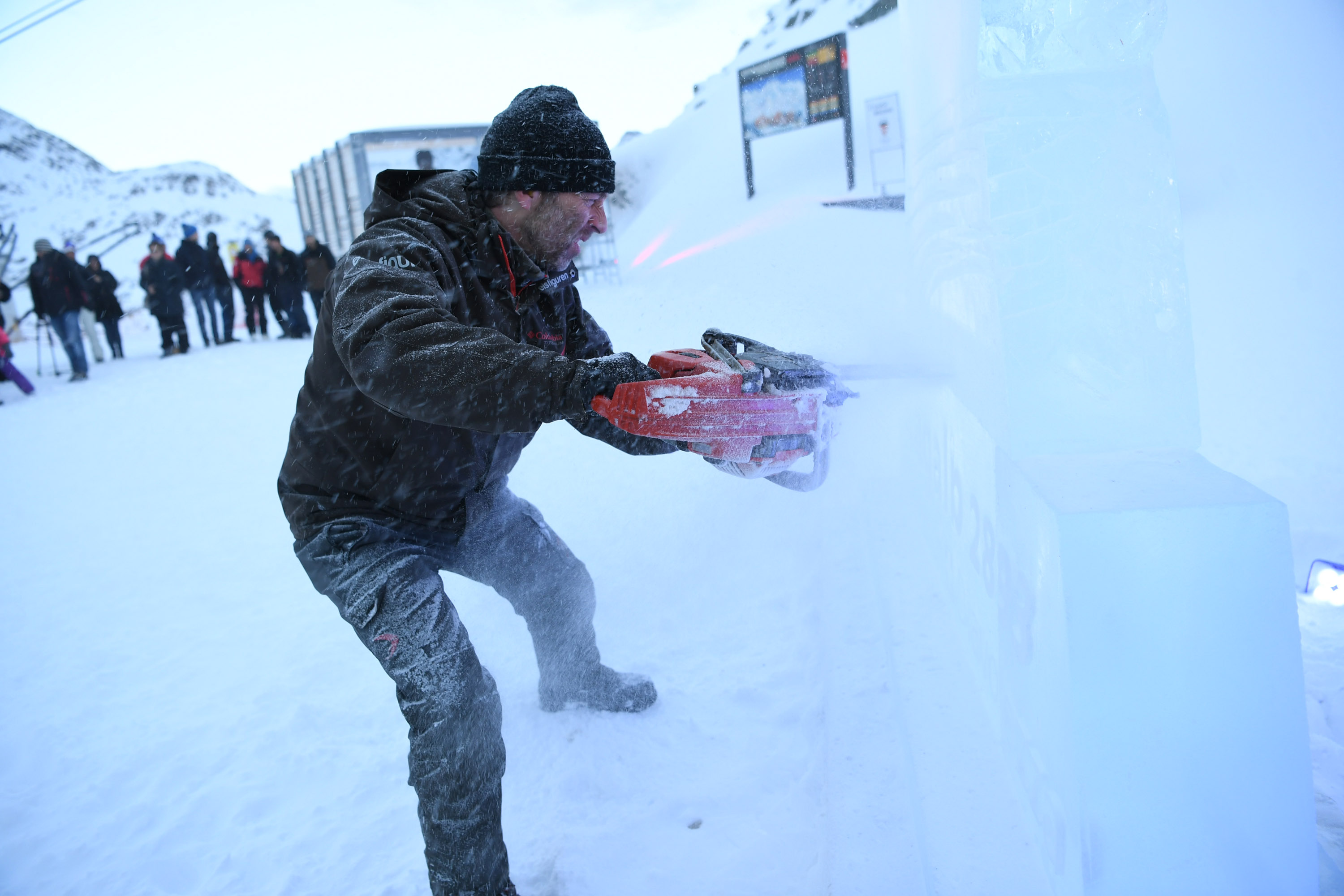 Bild Reto Grond Eisskulpturk++nstler (1)