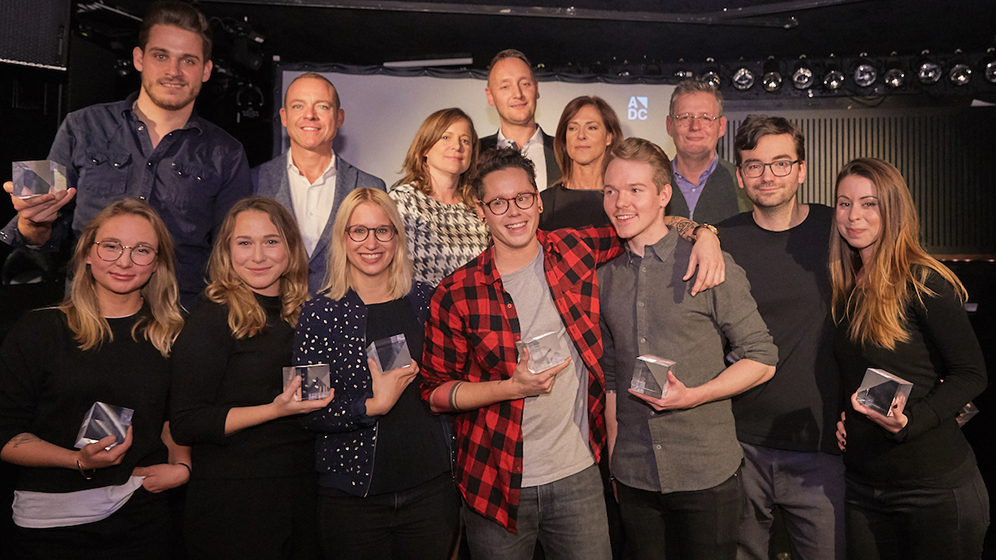 ADC_YCA-2016_Preisverleihung_Die-Gewinner-mit-den-Sponsoren-Andreas-Lang-(Die-Post_Postmail),-Sonja-Kingsley-Curry-(UBS),-Peer-Kleinfeldt-(APG_SGA),-Manuela-Gualeni-(UBS),-Rudi-Haller-(Swissfilm-Association)-(v.l.n.r.)