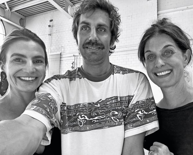 Sophie Toth, David Constantin und Co-Chefredaktorin Anna Kohler am Set von TschuggerKleines Bild: David Constantin