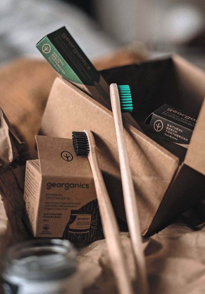 Nachhaltiger Minimalismus zeigt sich im Design der Zahnbürsten von «Georganics» ... Bild: unsplash.com / Toa Heftiba