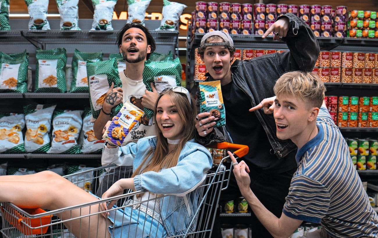 Ein Bild vom Set der M-Budget Mini-Cookie Kampagne, von links: Alex Afonso (Creative Tech Lead bei Zeam) Influencerin Nathistyle zusammen mit Content Creator Prinz Norin und Michèl Kessler (Head of Creative bei Zeam)Bild: zVg Zeam