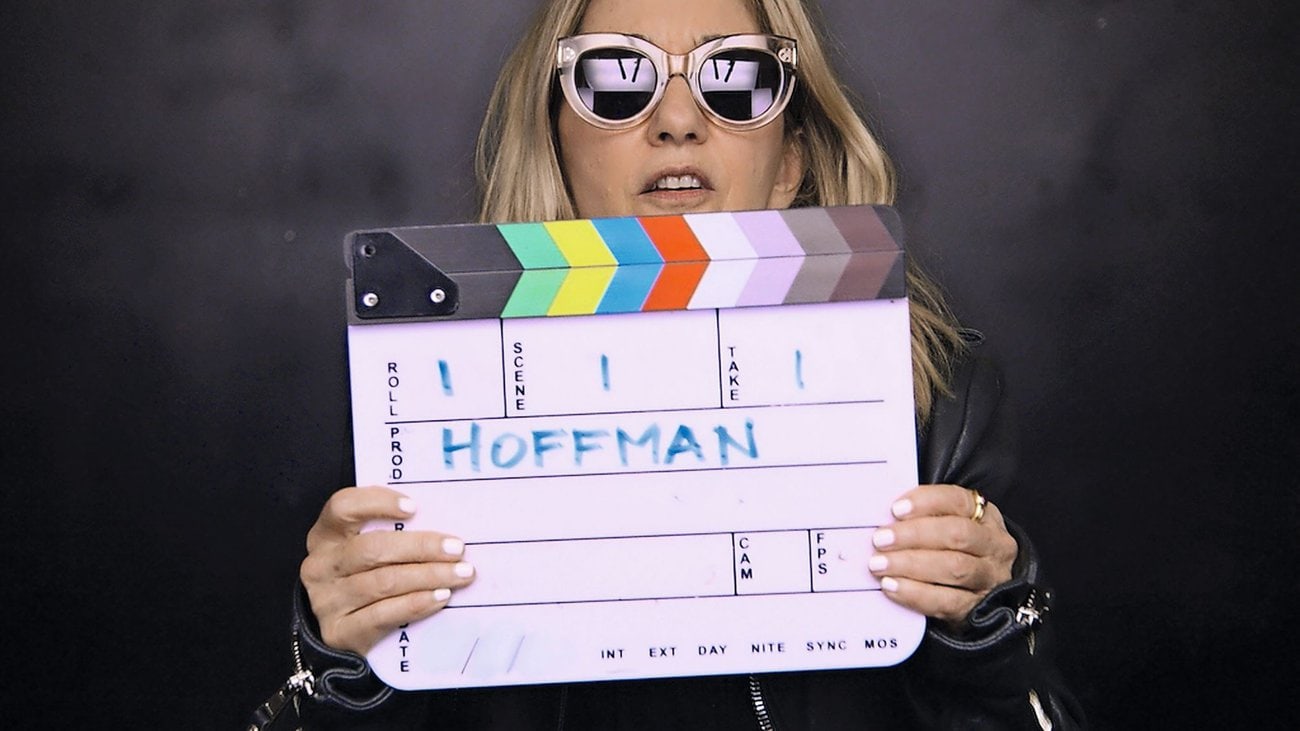 Mag eigentlich keine Fotos von sich, stellt uns aber trotzdem eines zur Verfügung: Wieden+Kennedy-CCO Susan Hoffman bei einem Werbedreh. Bild: zVg / Wieden+Kennedy.