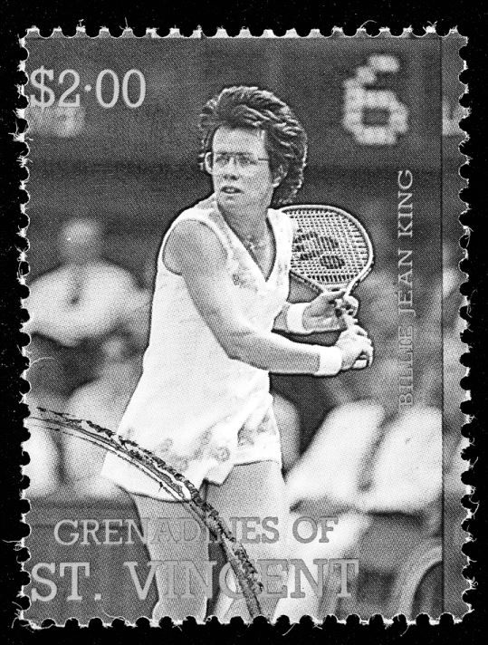 Gegenwart und Geschichte: Billie Jean King bei den U.S. Open in New York City und auf einer Briefmarke zu ihren Ehren, circa 1988.Bilder: shutterstock.com.