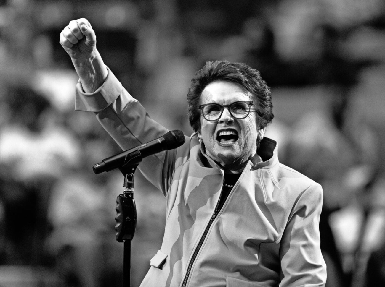 Gegenwart und Geschichte: Billie Jean King bei den U.S. Open in New York City und auf einer Briefmarke zu ihren Ehren, circa 1988.Bilder: shutterstock.com.