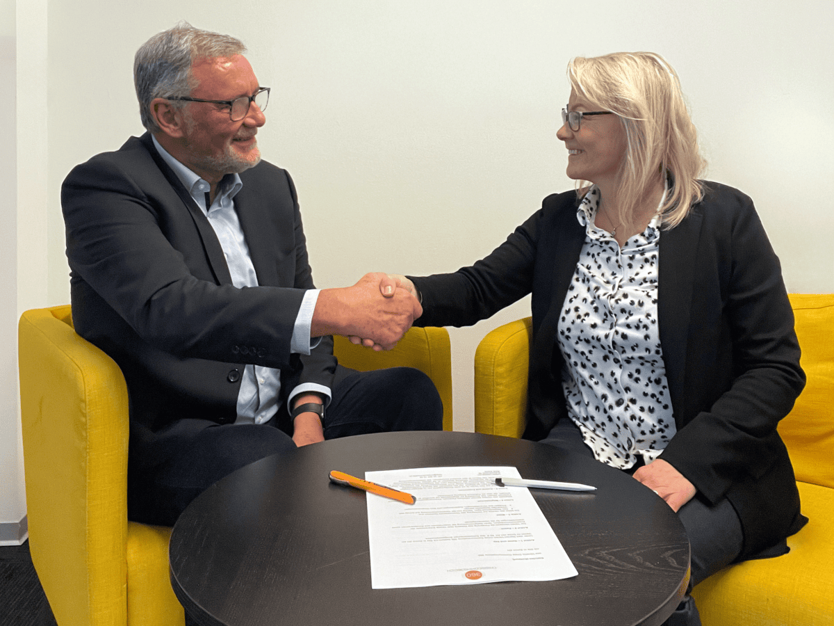Handshake zwischen Claudia Jenni und Rainer Meier