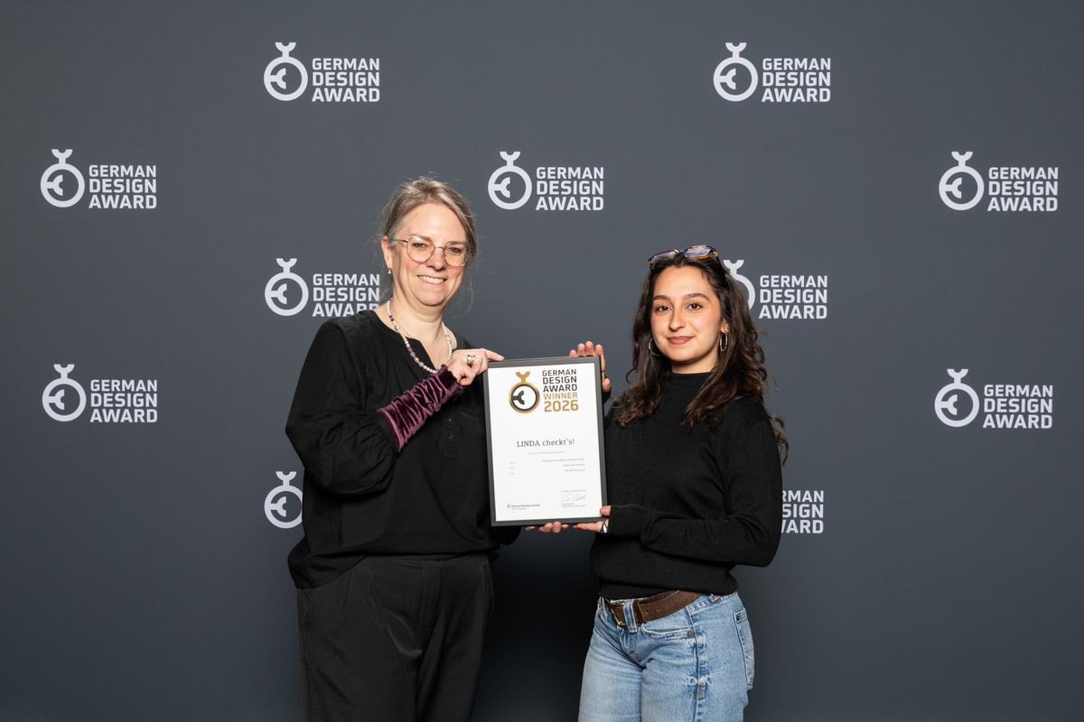 Andrea Miolo-Eberhard mit der Auszeichnung des German Design Awards