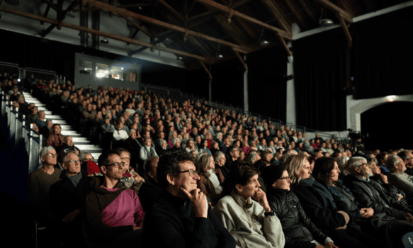 Zahlreiche Besucher verfolgen gespannt das Programm. Quelle: zvg