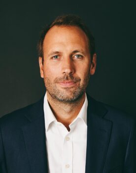 Oliver Whitten begrüßt neue Führungskräfte bei Adform. Quelle: zvg