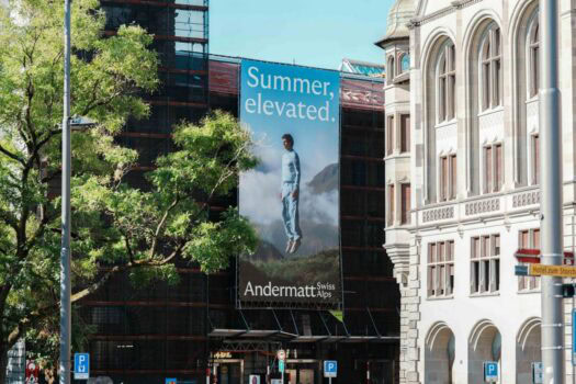 Megaposter bewirbt Kampagne «Summer, elevated.» in Zürich. Quelle: zvg