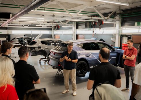 Studierende sammeln Praxiserfahrung bei Cupra. Quelle: zvg