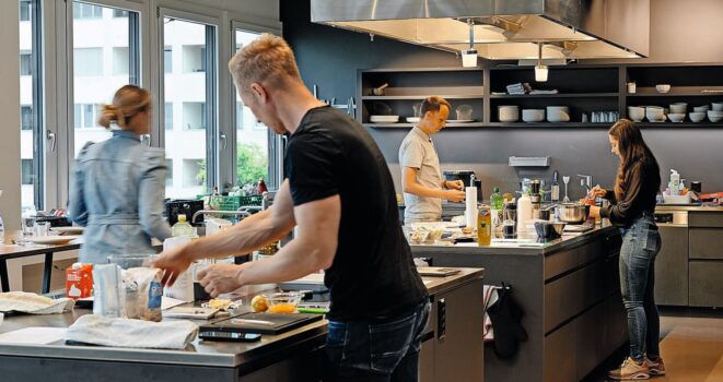 In der Rezeptredaktion wird getüftelt und kreativ ausprobiert. Bis alles stimmt. | Bild: Betty Bossi