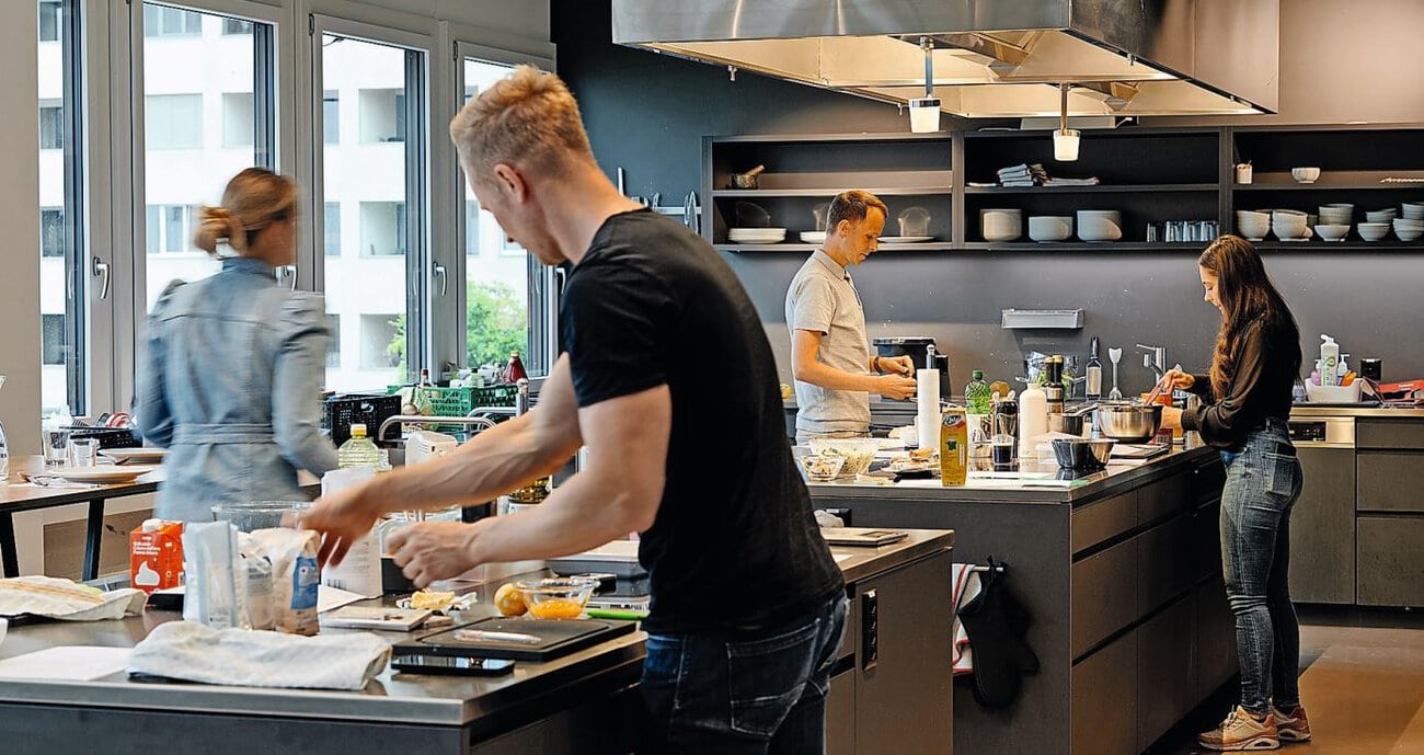 In der Rezeptredaktion wird getüftelt und kreativ ausprobiert. Bis alles stimmt. | Bild: Betty Bossi
