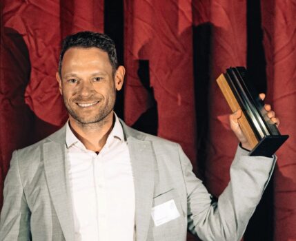 Raphael Werner erhielt am 20. August den Titel «CMO of the Year 2026». Bild: Dominic Wenger
