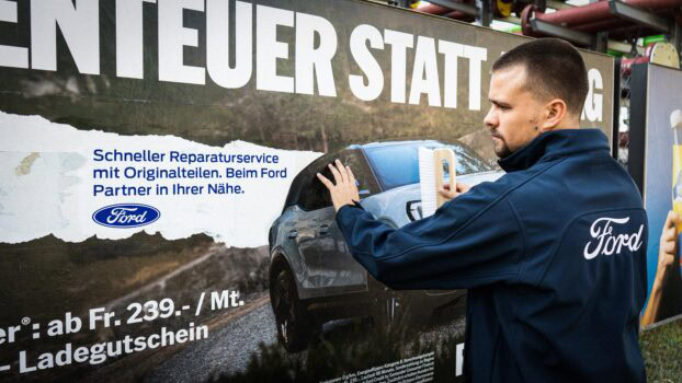 Ford repariert zerstörte Plakate professionell. Quelle: zvg