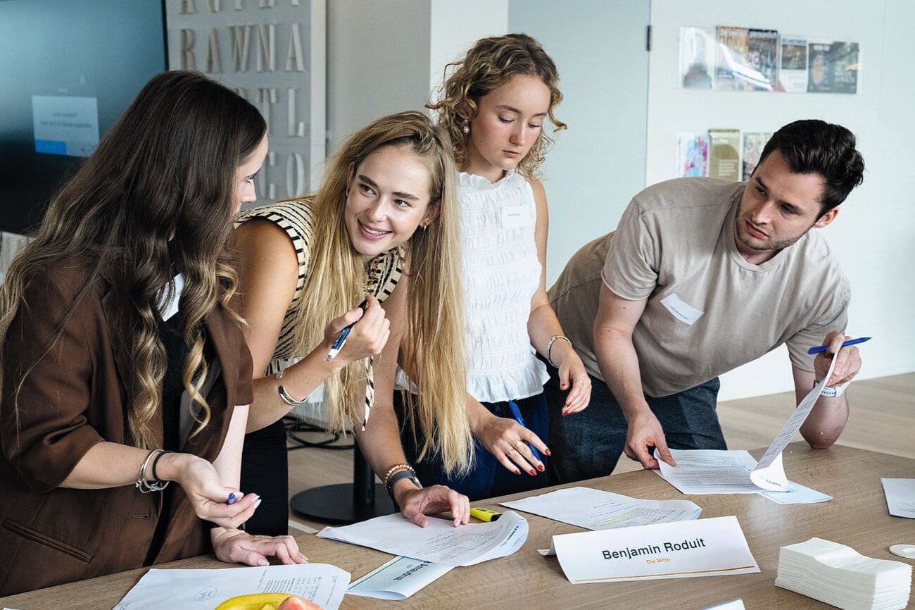 Vier Tage durften 75 Studierende lernen, wie der Agenturalltag funktioniert und worauf es ankommt, um ganz vorne mitzuspielen. In einzelnen Gruppen erarbeiteten die Studierenden komplexe Aufgabenstellungen und diskutierten die Ergebnisse mit den Expertinnen und Experten von Farner. Das Fazit fiel sowohl bei den Studierenden als auch bei den Dozent:innen, die alle vom Team Farner sind, sehr positiv aus. | Bilder: Beat Hürlimann / Team Farner