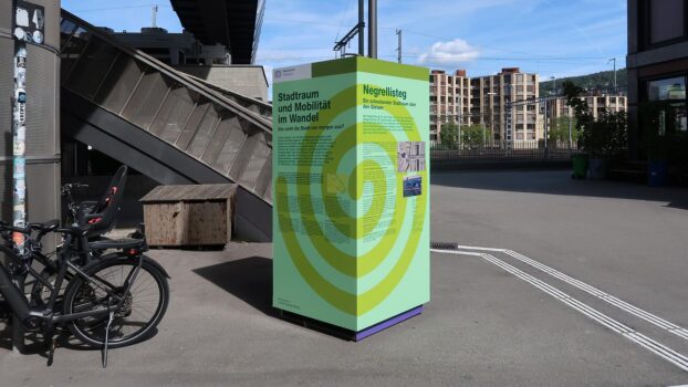 Infosäule Negrellisteg erklärt Zürichs neue Mobilitätsstrategie. Quelle: zvg