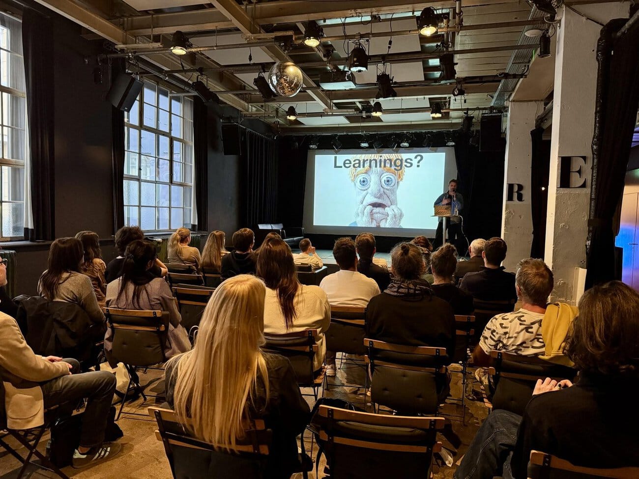 Ein Vortrag auf einer der vier Bühnen des Digital Marketing Summit im Merker-Areal Baden. Quelle: zvg