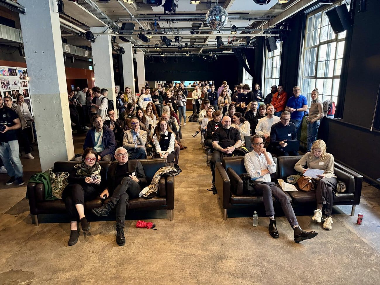 Das Publikum verfolgt im Merker-Areal eine Session des Digital Marketing Summit. Quelle: zvg