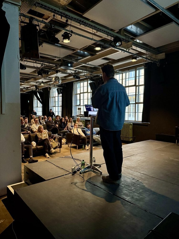Blick von der Bühne ins Publikum bei einem Vortrag am Digital Marketing Summit. Quelle: zvg