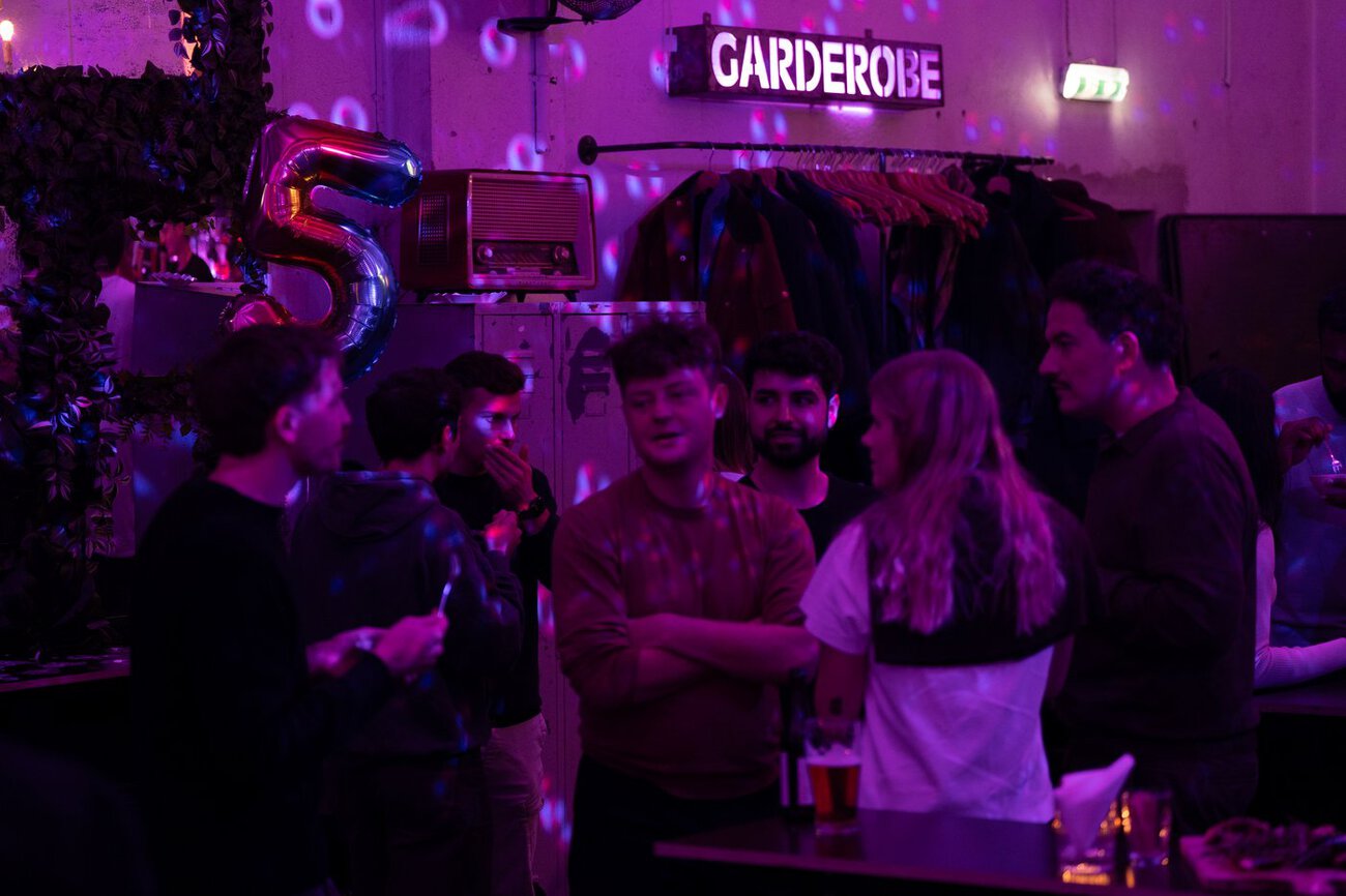 Gäste feiern das fünfjährige Bestehen von flin in der Amboss Rampe in Zürich. Quelle: Adrian Graf