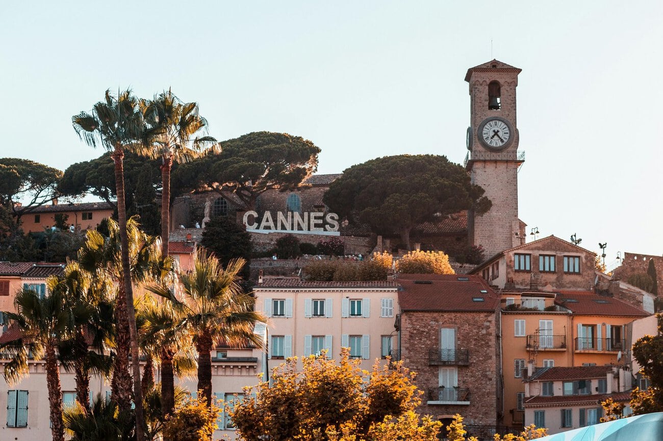 Der Cannes-Schriftzug über der Altstadt: Das Festival will 2027 Kreativität stärker in die Stadt tragen. Quelle: Jannis Lucas / Unsplash