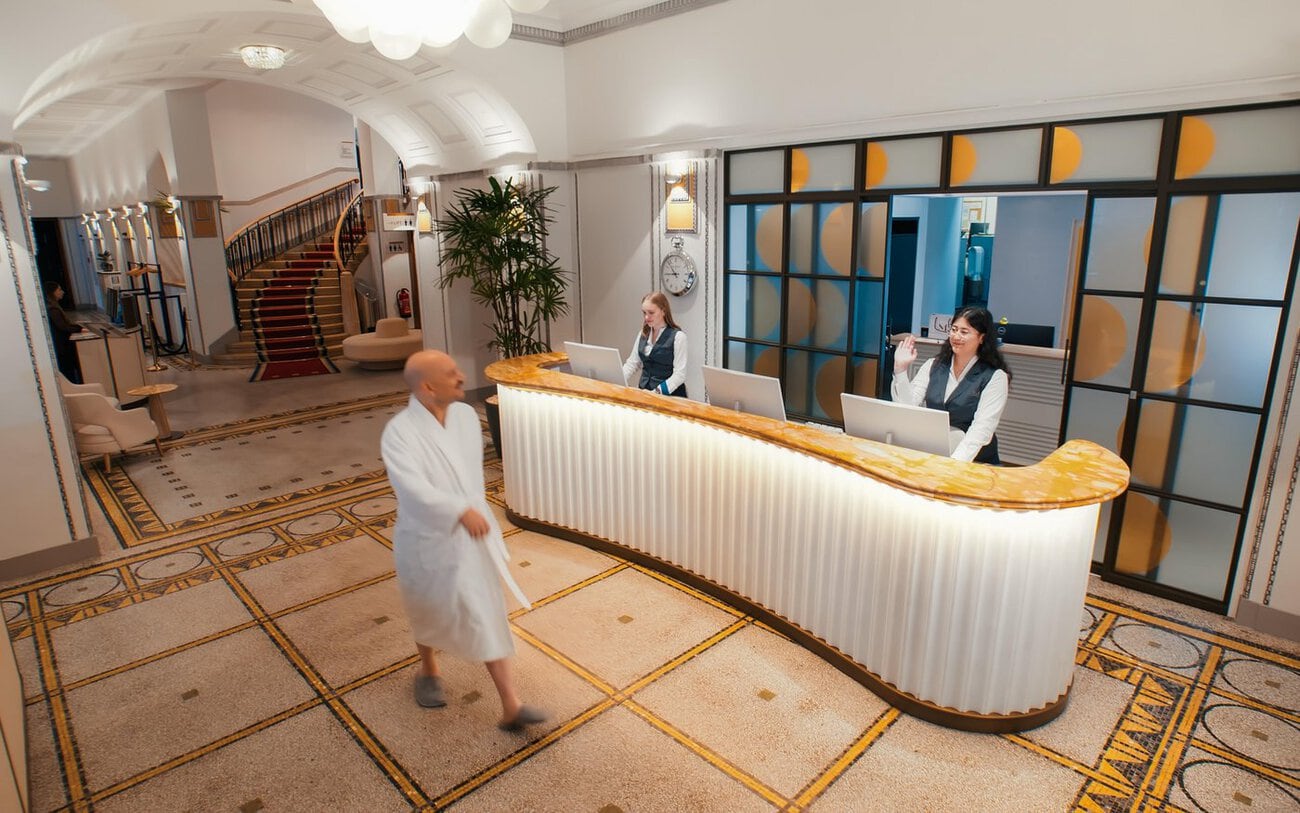 Im Hotel mit Seeblick spielt eine weitere der fünf Geschichten. Quelle: zvg