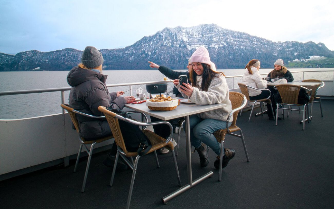 Auf dem Schiff erleben Gäste den Winter am Vierwaldstättersee. Quelle: zvg