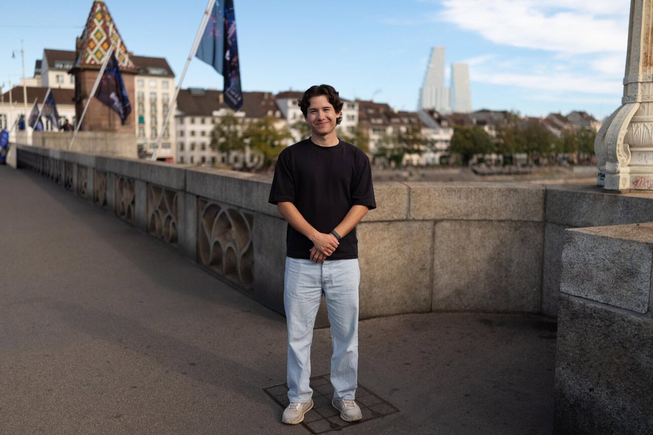 Maelo Romani führt als Host durch «PlayGround Switzerland» und steht dafür in Basel vor der Kamera. Quelle: Tincan