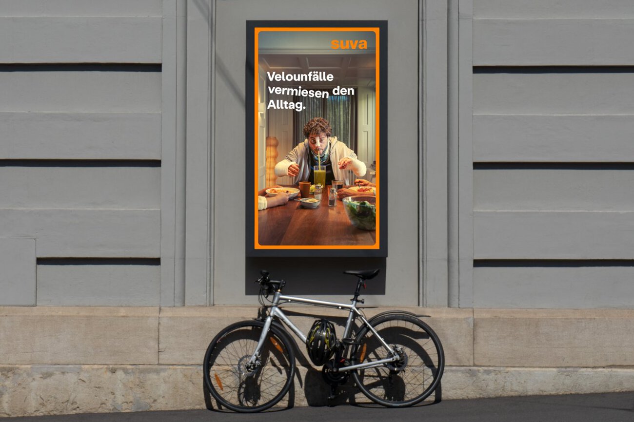 Plakat im neuen Suva-Design mit dem Sujet «Velounfälle vermiesen den Alltag». Quelle: zvg