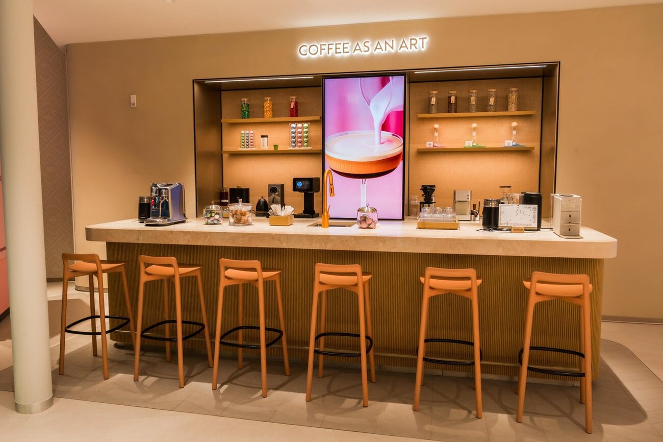 Die Kaffeebar mit dem Schriftzug «Coffee as an art» in der neuen Nespresso Boutique in Bern. Quelle: zvg